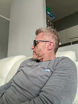 Axl hot online show from March 7, 2026, 4:01 pm