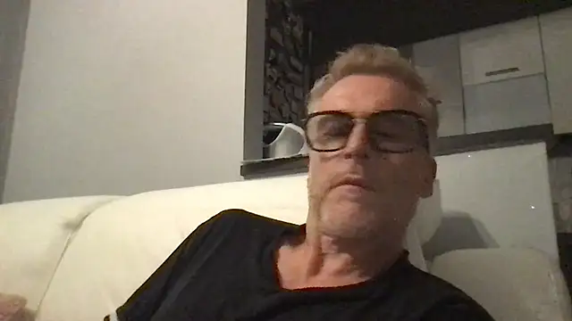 Snapshot of Axl_hot chatting on June 8, 2026, 7:47 pm Axl hot online show from June 8, 2026, 7:47 pm