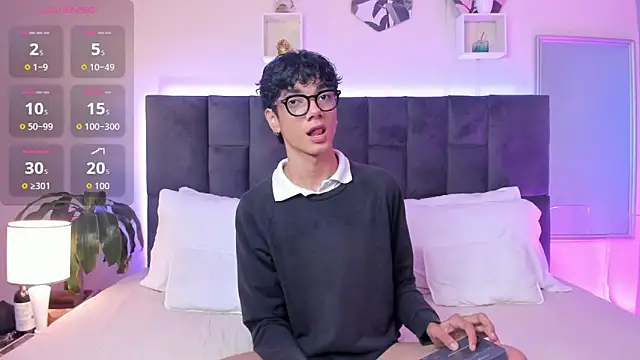 Snapshot of Phillicious__ chatting on October 1, 2025, 9:18 pm Phillicious online show from October 1, 2025, 9:18 pm