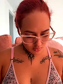 Snapshot of MargothWolfe chatting on October 7, 2025, 8:32 pm MargothWolfe online show from October 7, 2025, 8:32 pm