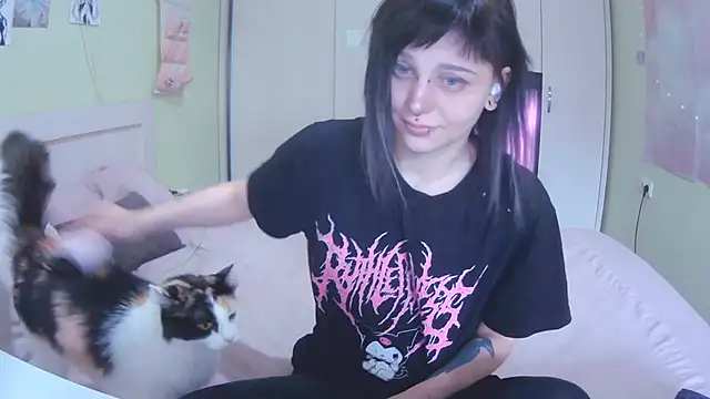 Snapshot of SineKiraReal chatting on October 20, 2025, 10:27 am SineKiraReal online show from October 20, 2025, 10:27 am