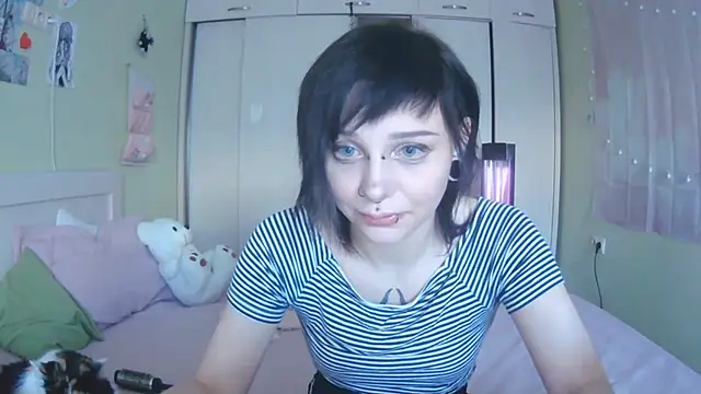 Snapshot of SineKiraReal chatting on October 15, 2025, 9:28 am SineKiraReal online show from October 15, 2025, 9:28 am