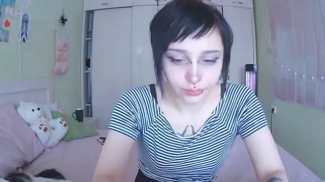 Snapshot of SineKiraReal chatting on October 16, 2025, 10:34 am SineKiraReal online show from October 16, 2025, 10:34 am