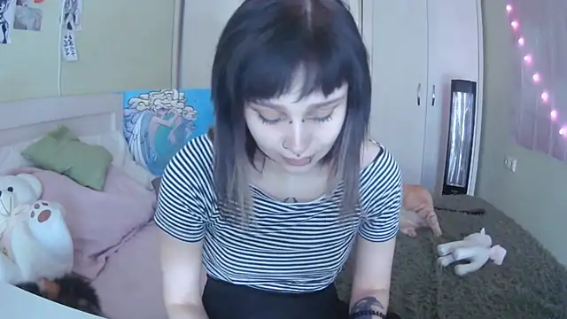 Snapshot of SineKiraReal chatting on October 4, 2025, 7:32 am SineKiraReal online show from October 4, 2025, 7:32 am