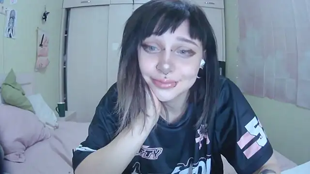 Snapshot of SineKiraReal chatting on October 6, 2025, 11:00 am SineKiraReal online show from October 6, 2025, 11:00 am