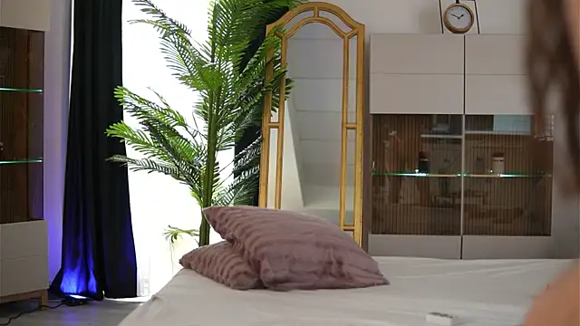 ZenyaNoir online show from April 24, 2026, 8:49 am