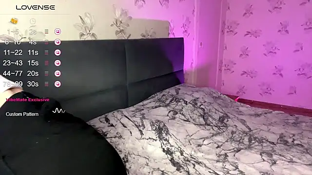 DiaDavidson online show from October 13, 2025, 6:20 pm