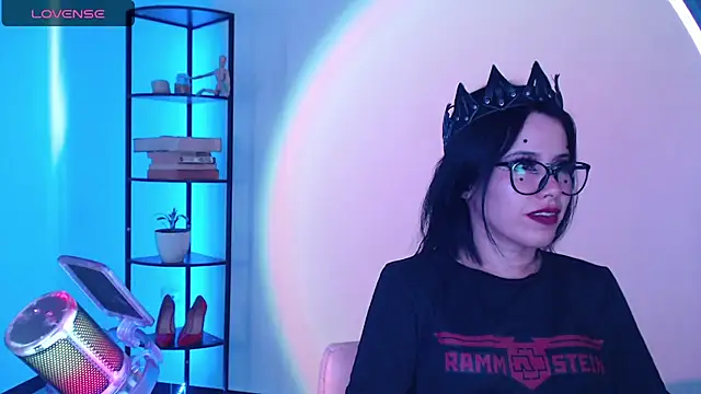 Snapshot of girldom chatting on October 2, 2025, 5:16 pm girldom online show from October 2, 2025, 5:16 pm