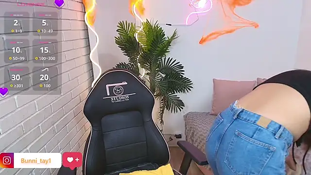 Snapshot of Bunni_tay chatting on October 14, 2025, 11:33 am Bunni tay online show from October 14, 2025, 11:33 am