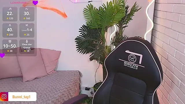 Snapshot of Bunni_tay chatting on October 16, 2025, 11:40 am Bunni tay online show from October 16, 2025, 11:40 am