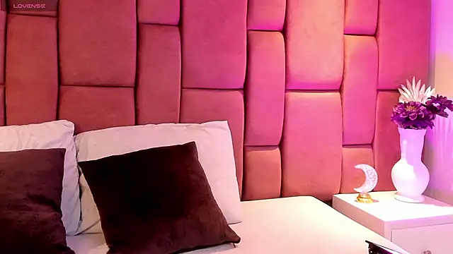 Snapshot of AlannaJonnes chatting on September 18, 2025, 8:23 pm AlannaJonnes online show from September 18, 2025, 8:23 pm