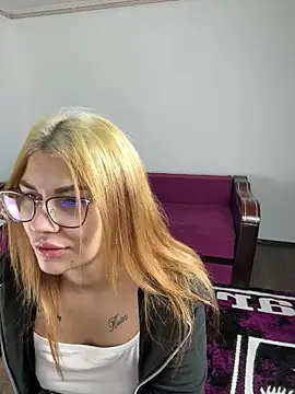 MiaKiittyy online show from November 16, 2025, 1:32 am