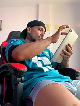 Snapshot of DeimonOficial chatting on October 4, 2025, 10:22 pm DeimonOficial online show from October 4, 2025, 10:22 pm