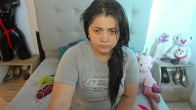 TifanyAmazinng online show from November 27, 2025, 12:27 pm