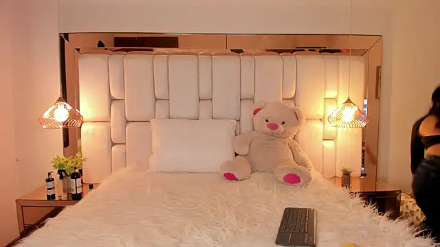 ValeriaPrado online show from October 3, 2025, 7:48 pm