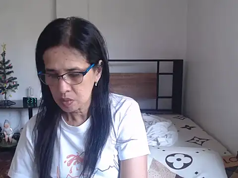 Prettysweetmum online show from April 12, 2026, 6:38 am