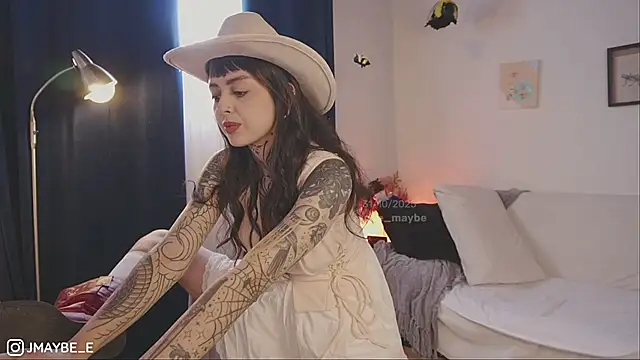 Snapshot of janne_maybe chatting on October 31, 2025, 3:30 pm janne maybe online show from October 31, 2025, 3:30 pm