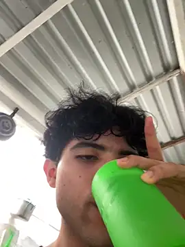 Axel-Mejia online show from April 16, 2026, 9:39 pm