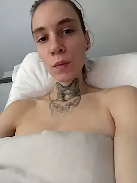 Snapshot of HoneySquirrel chatting on October 7, 2025, 1:56 pm HoneySquirrel online show from October 7, 2025, 1:56 pm