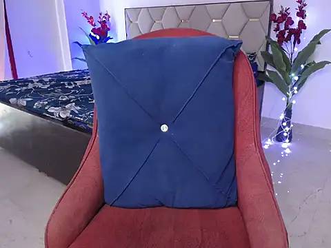 Snapshot of Little_queenn chatting on October 24, 2025, 4:44 am Little queenn online show from October 24, 2025, 4:44 am