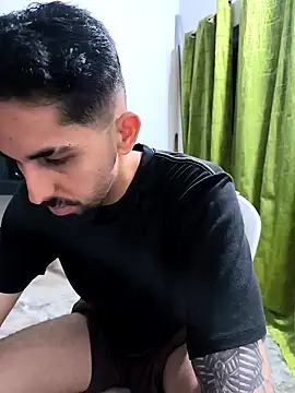 Snapshot of giannis090 chatting on September 30, 2025, 4:18 am giannis090 online show from September 30, 2025, 4:18 am