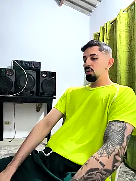 Snapshot of giannis090 chatting on October 19, 2025, 12:35 am giannis090 online show from October 19, 2025, 12:35 am