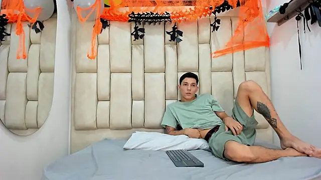 Snapshot of ZafiroAndFlynn chatting on October 27, 2025, 9:05 pm ZafiroAndFlynn online show from October 27, 2025, 9:05 pm