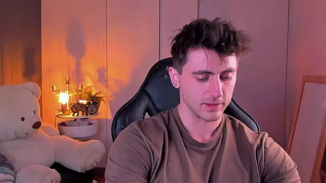 Snapshot of Oscar_Miller_ chatting on October 24, 2025, 9:25 pm Oscar Miller  online show from October 24, 2025, 9:25 pm