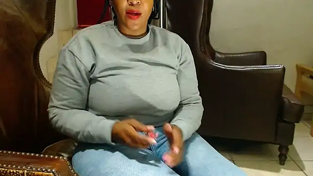 Snapshot of CandyCurvyyxx chatting on October 16, 2025, 4:37 pm CandyCurvyyxx online show from October 16, 2025, 4:37 pm