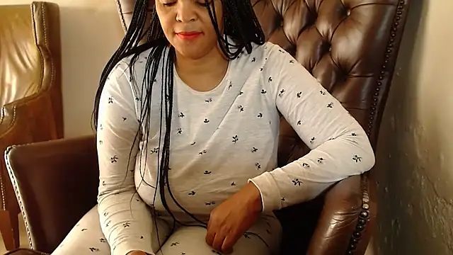 Snapshot of CandyCurvyyxx chatting on October 25, 2025, 4:33 am CandyCurvyyxx online show from October 25, 2025, 4:33 am