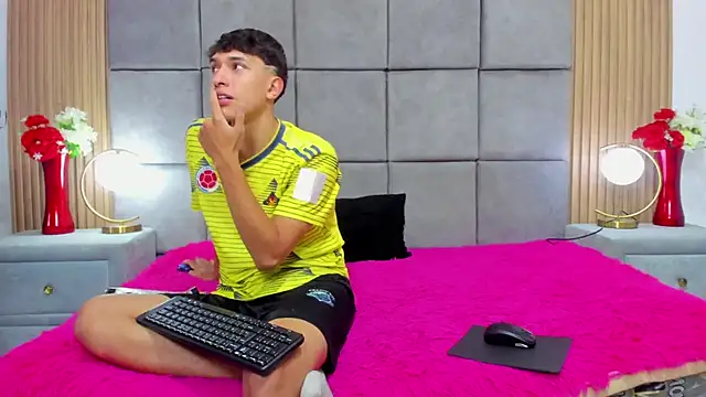 Snapshot of ChanellandMax chatting on October 21, 2025, 1:10 pm ChanellandMax online show from October 21, 2025, 1:10 pm