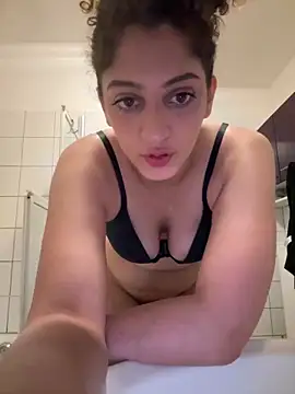 Snapshot of DreamThickCouple chatting on October 30, 2025, 10:50 pm DreamThickCouple online show from October 30, 2025, 10:50 pm