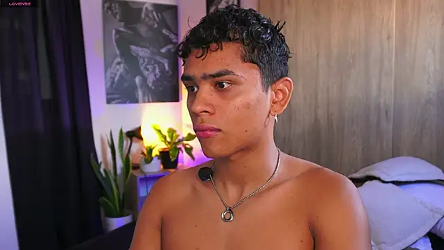 Snapshot of ErosWild_ chatting on July 24, 2026, 1:40 pm ErosWild online show from July 24, 2026, 1:40 pm