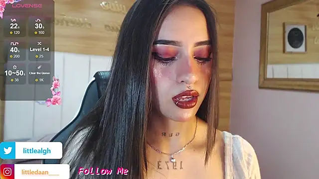 Snapshot of Abril_Velvet_a_ chatting on November 7, 2025, 1:37 pm Abril Velvet a online show from November 7, 2025, 1:37 pm