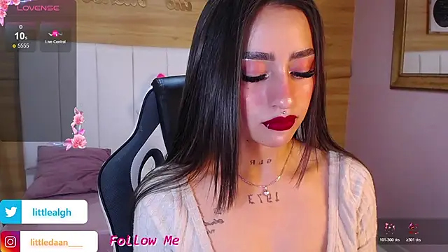 Snapshot of Abril_Velvet_a_ chatting on October 22, 2025, 7:46 pm Abril Velvet a online show from October 22, 2025, 7:46 pm