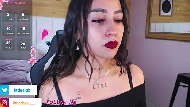 Snapshot of Abril_Velvet_a_ chatting on October 21, 2025, 7:35 pm Abril Velvet a online show from October 21, 2025, 7:35 pm