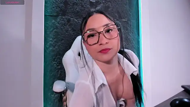 ReinaChloe online show from September 17, 2025, 4:42 pm