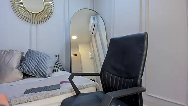 Snapshot of CharlotteBrownn_ chatting on October 14, 2025, 12:28 pm CharlotteBrownn  online show from October 14, 2025, 12:28 pm