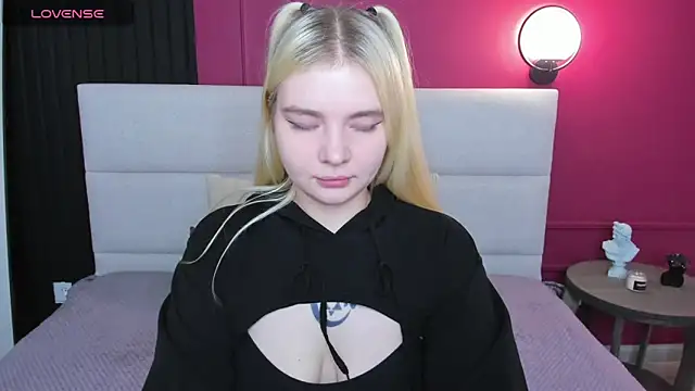 RuthBryant online show from November 17, 2025, 12:36 am