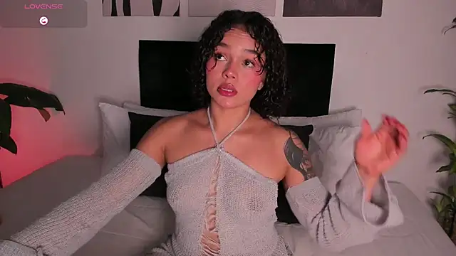 Snapshot of izzyvega__ chatting on October 5, 2025, 10:33 pm izzyvega online show from October 5, 2025, 10:33 pm