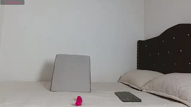 Snapshot of SamyRoss chatting on October 5, 2025, 8:43 pm SamyRoss online show from October 5, 2025, 8:43 pm