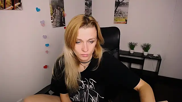 Snapshot of PeppyMia chatting on October 3, 2025, 7:10 am PeppyMia online show from October 3, 2025, 7:10 am