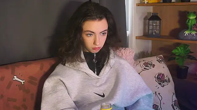 DeneenTurja online show from October 6, 2025, 9:43 am