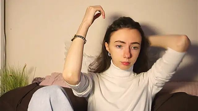 DeneenTurja online show from November 3, 2025, 11:03 am