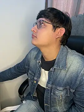 yesitwink  online show from April 8, 2026, 3:35 pm