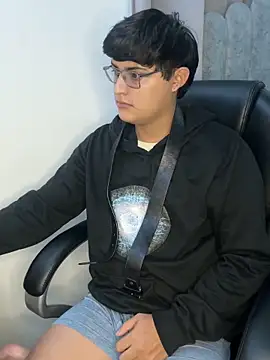 yesitwink  online show from April 23, 2026, 3:02 am