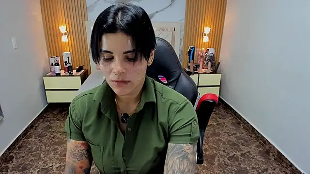 KAROLLJONES1 online show from December 18, 2025, 7:18 pm