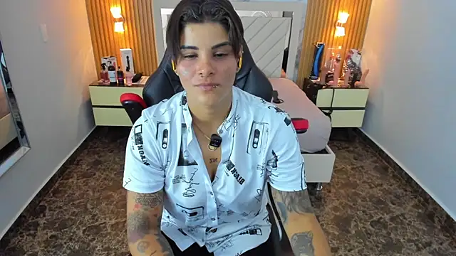 KAROLLJONES1 online show from November 27, 2025, 7:36 pm