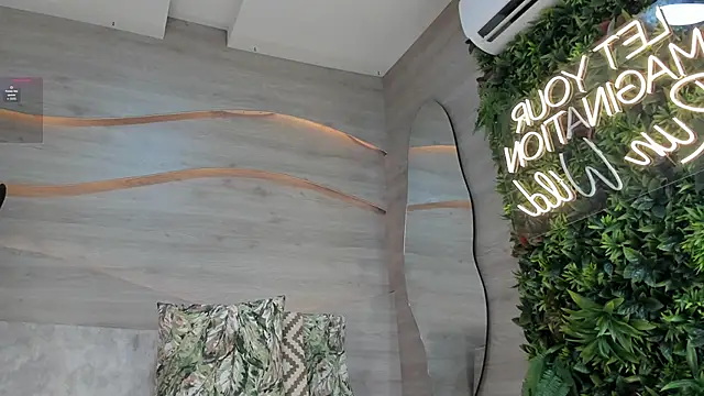 Snapshot of Alma_Leon chatting on September 28, 2025, 7:21 pm Alma Leon online show from September 28, 2025, 7:21 pm