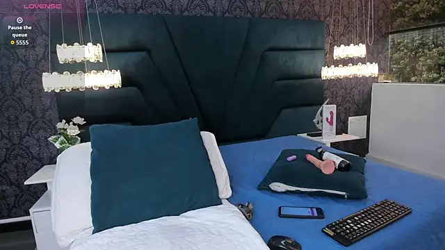 lexiluxuri online show from October 3, 2025, 11:56 am